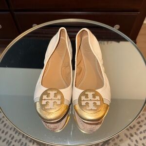 Tory Burch Women's Cream and Gold Flats